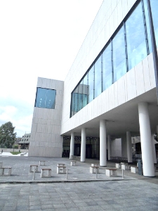 Czy to jeszcze Biblioteka? Nowoczesne usługi, a aranżacja przestrzeni, w oparciu o realizację w bibliotekach i centrach informacji w Polsce i za granicą